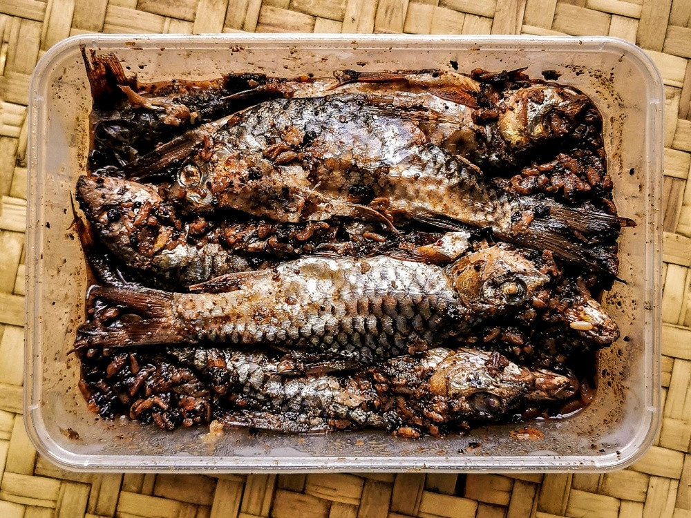 Bosou is a dish of fermented fish. In this photo, pangi or buah keluak is aded as an extra ingredient. Photo: Pison Jaujip