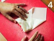 Bahagian kanan kulit popiah dilipat ke tengah. Bahagian kanan kulit popiah dilipat ke tengah.