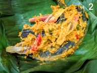 Campuran ikan dan bahan tumis di tengah daun pisang Campuran ikan dan bahan tumis di tengah daun pisang